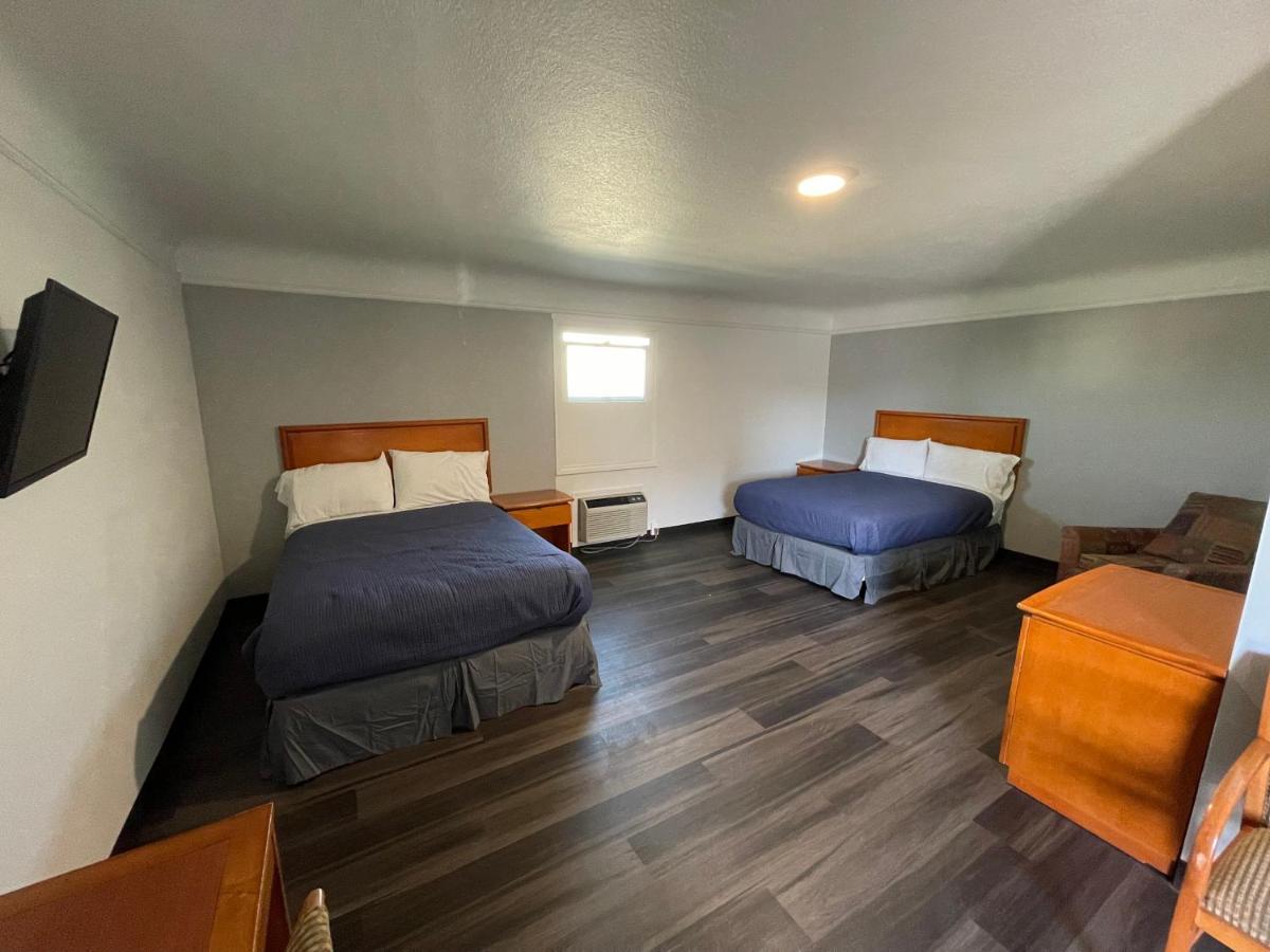 Holiday Motel *